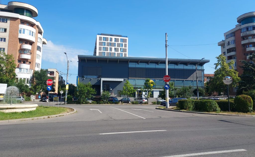Birouri de inchiriat in Center Point, intrare in parcare